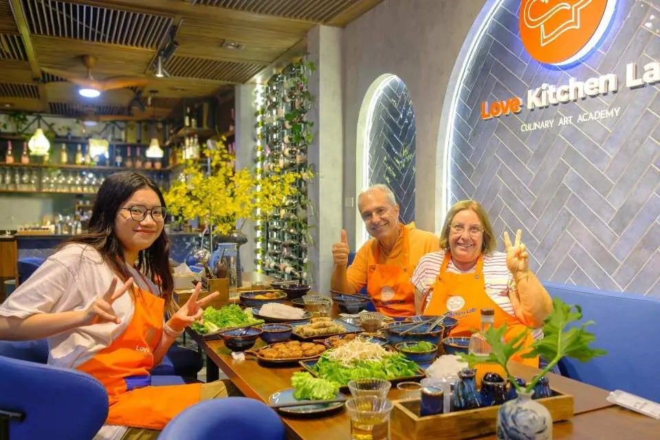 Half-day Tour | Experience shopping with local and cooking class in Hanoi